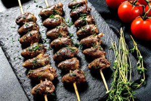 Anticuchos de Corazón 
Grilled skewers of beef heart marinated in smoky ají panca.
