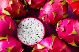 Dragon Fruit (Hylocereus spp.)
Also called pitaya, with striking color, crunchy seeds, and mildly sweet flesh — perfect for salads and drinks.