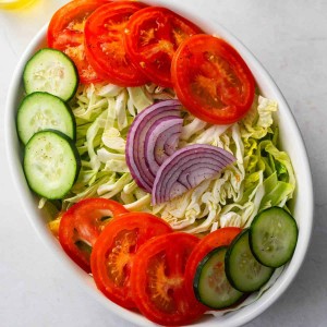Ensalada Verde 
A refreshing side salad with crisp lettuce, tomato, cucumber, and a light dressing.