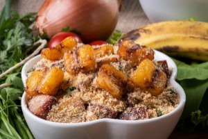 Banana Farofa
Toasted cassava flour mixed with ripe banana — crunchy, sweet, and savory.