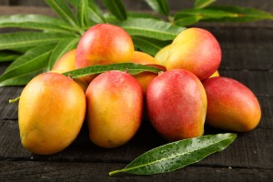 Mango (Mangifera indica)
Juicy tropical fruit found in varieties like Ataulfo and Manila — enjoyed fresh, in smoothies, or sprinkled with chili powder and lime.