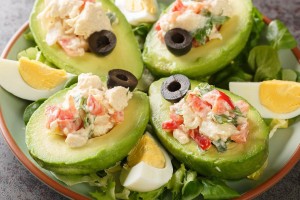
Palta Reina 
Creamy avocado halves filled with tangy chicken salad.